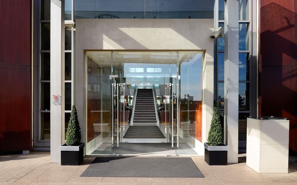 Canary Riverside Plaza Hotel 2